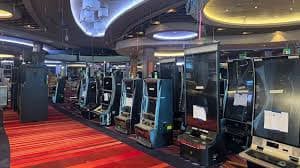 Antarmuka meja Infinite Blackjack di solitare dengan dealer langsung dan tampilan kartu pemain